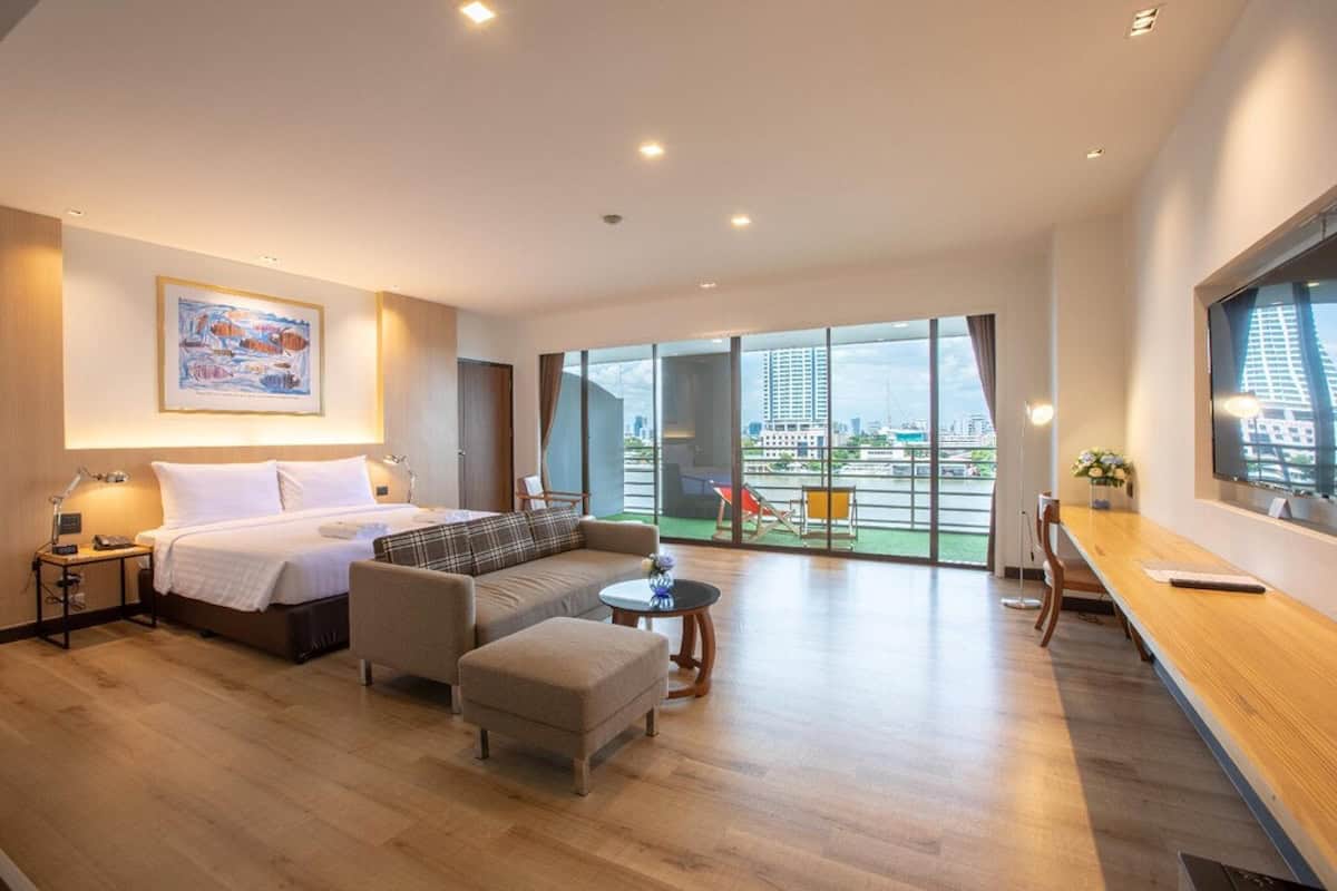 The Royal Orchid Sheraton Hotel & Towers